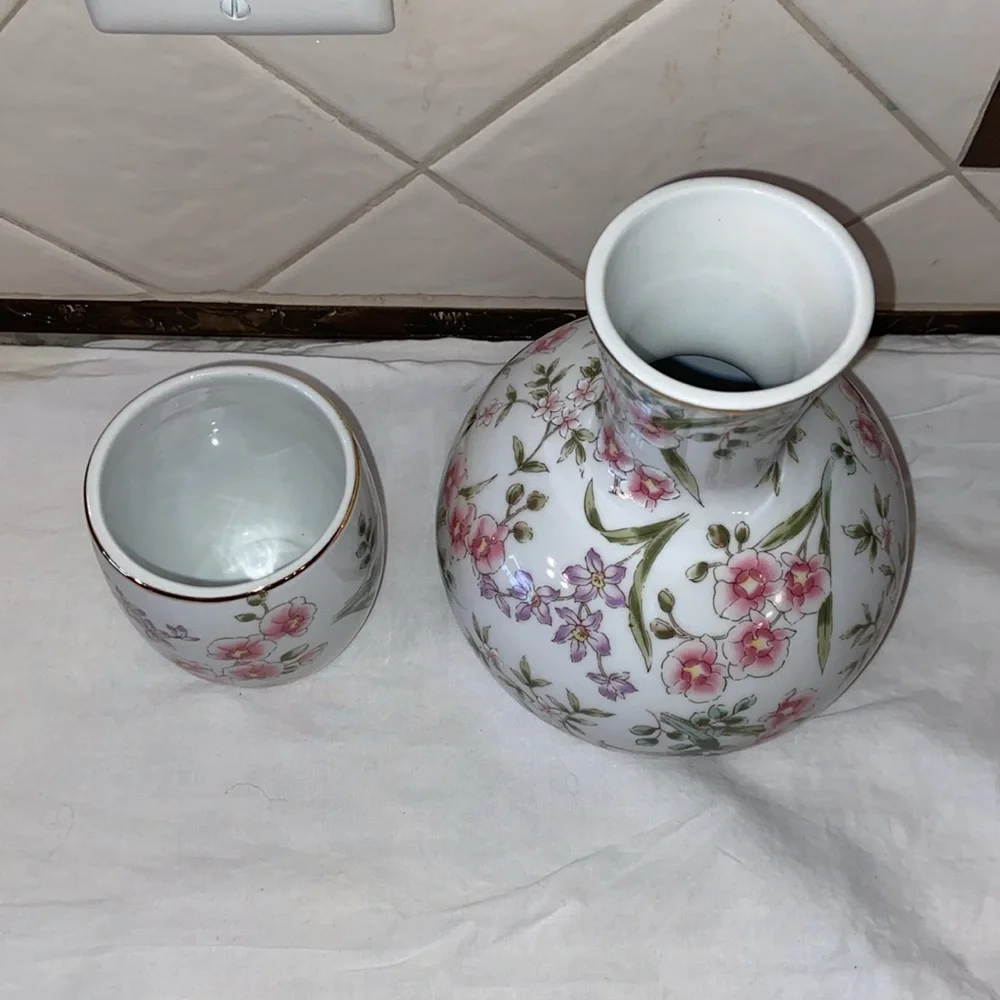 Like new Beautiful porcelain Nantucket Bedside carafe set